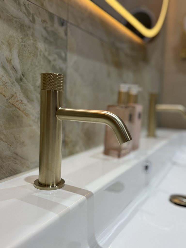 kraan goudkleur ribbel rituals cold start kraan goud pvd Badkamer Leeuwarden Leeuwarden sanitair winkel Badkamer Anders Leeuwarden 