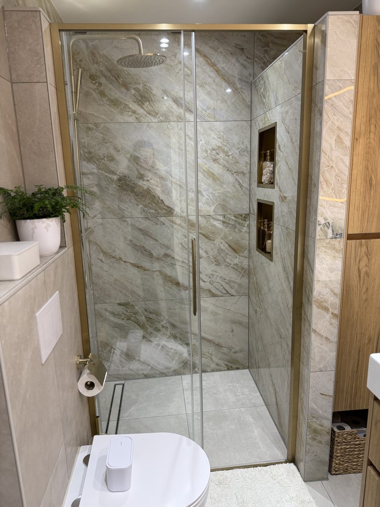 marmerlook goud kleurige kranen regendouche ribbelkraan Thebalux toilet 