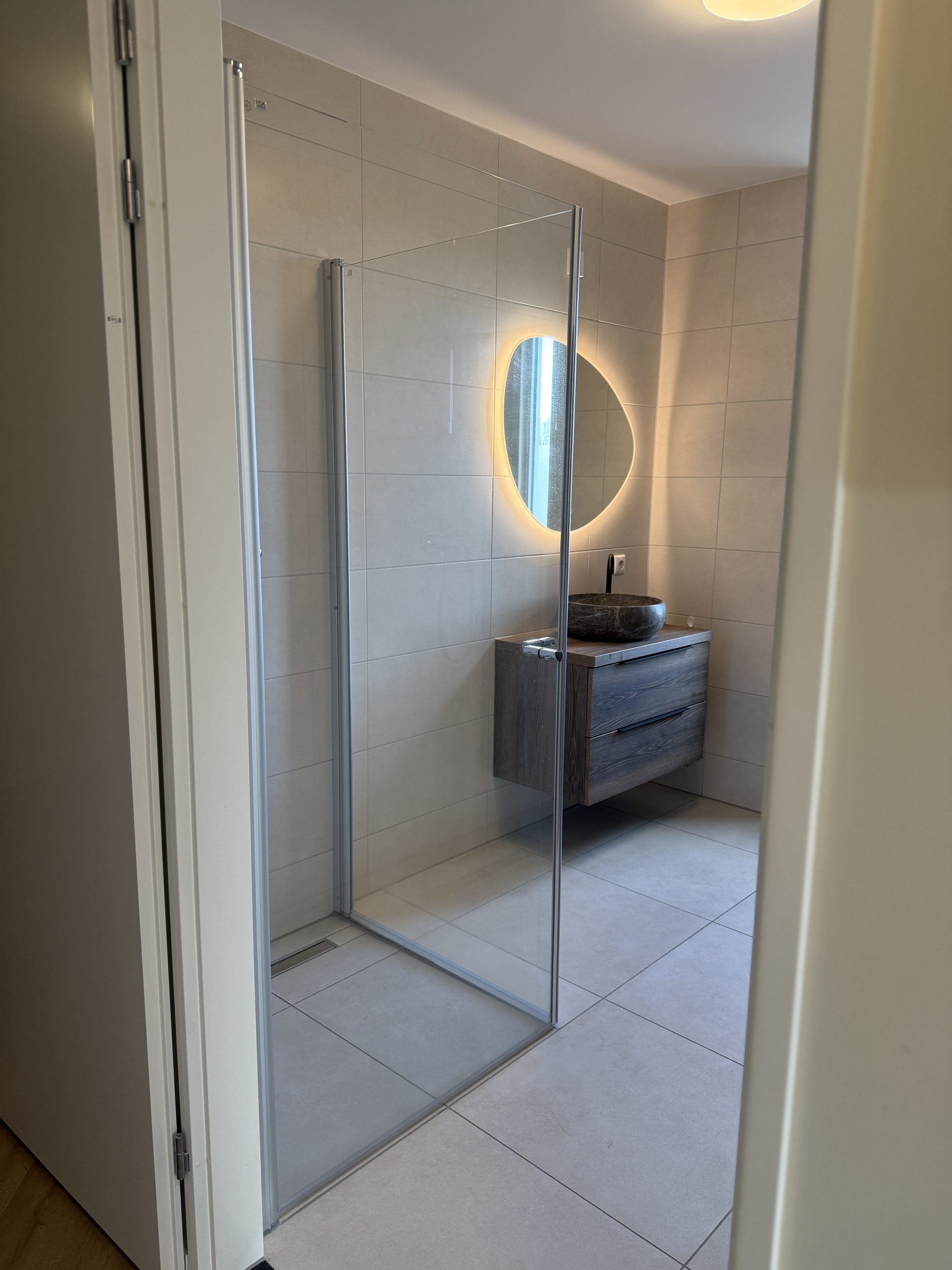 Badkamer Leeuwarden Leeuwarden sanitair winkel Badkamer Anders Leeuwarden douchecabine slimme douchecabine inklapbaar douchecabine slimme oplossing