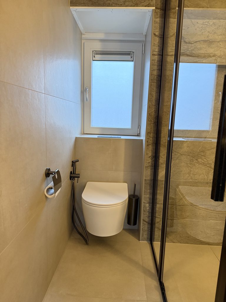 toilet douchecabine mat wit marmerlook Badkamer Anders Leeuwarden Badkamer Leeuwarden Badkamer Friesland bidet toilet bidet